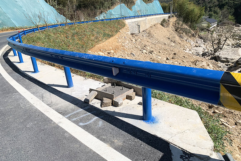 公路防護(hù)欄選擇什么漆？公路防撞護(hù)欄油漆怎么做？